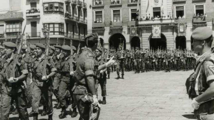 La Plaza Mayor vuelve a jurar bandera