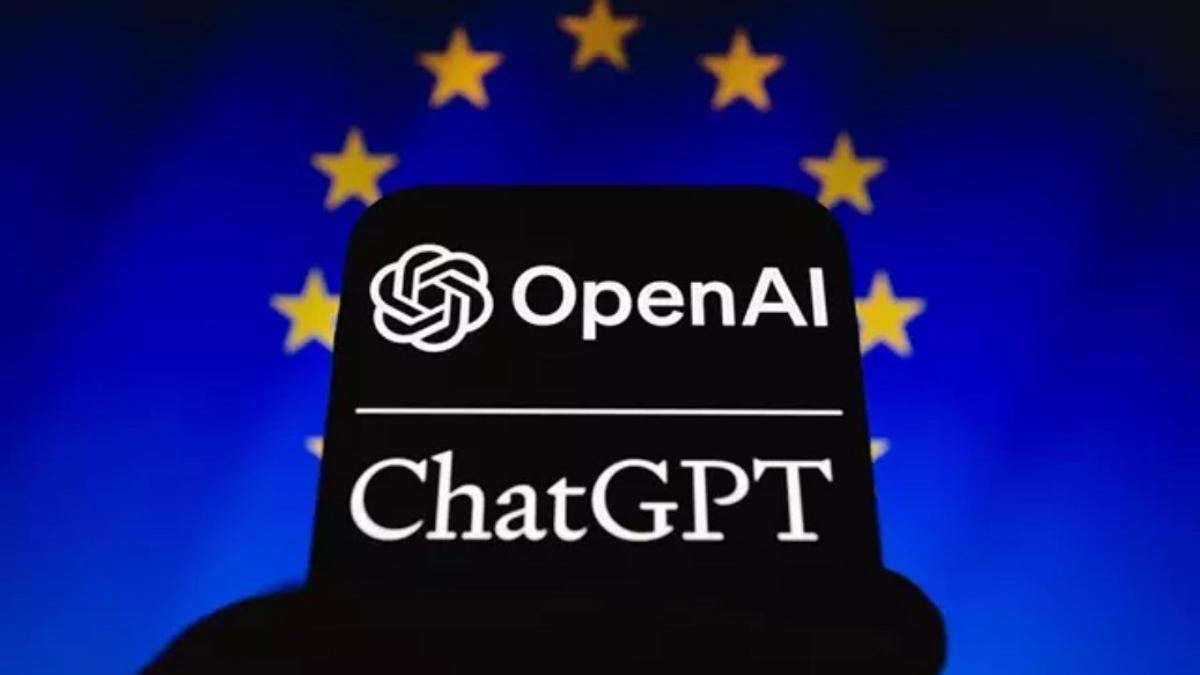 Imagen de archivo del logo de ChatGPT junto a la bandera de la UE.