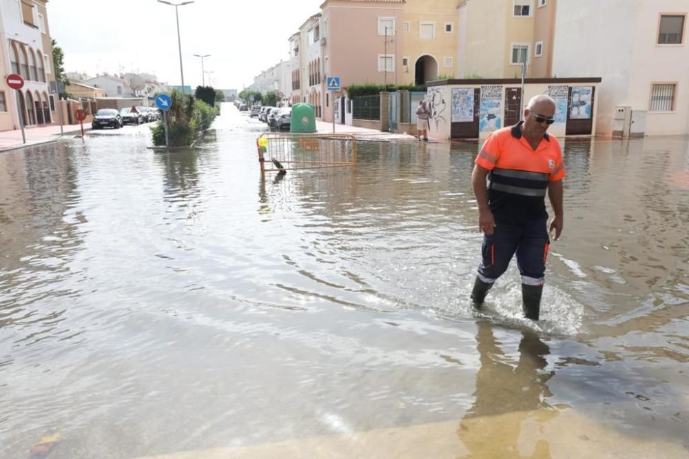 Torrevieja amanece con las calles inundadas