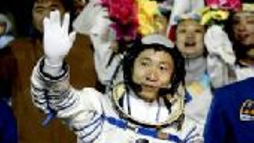 China pone con éxito a su primer astronauta en órbita