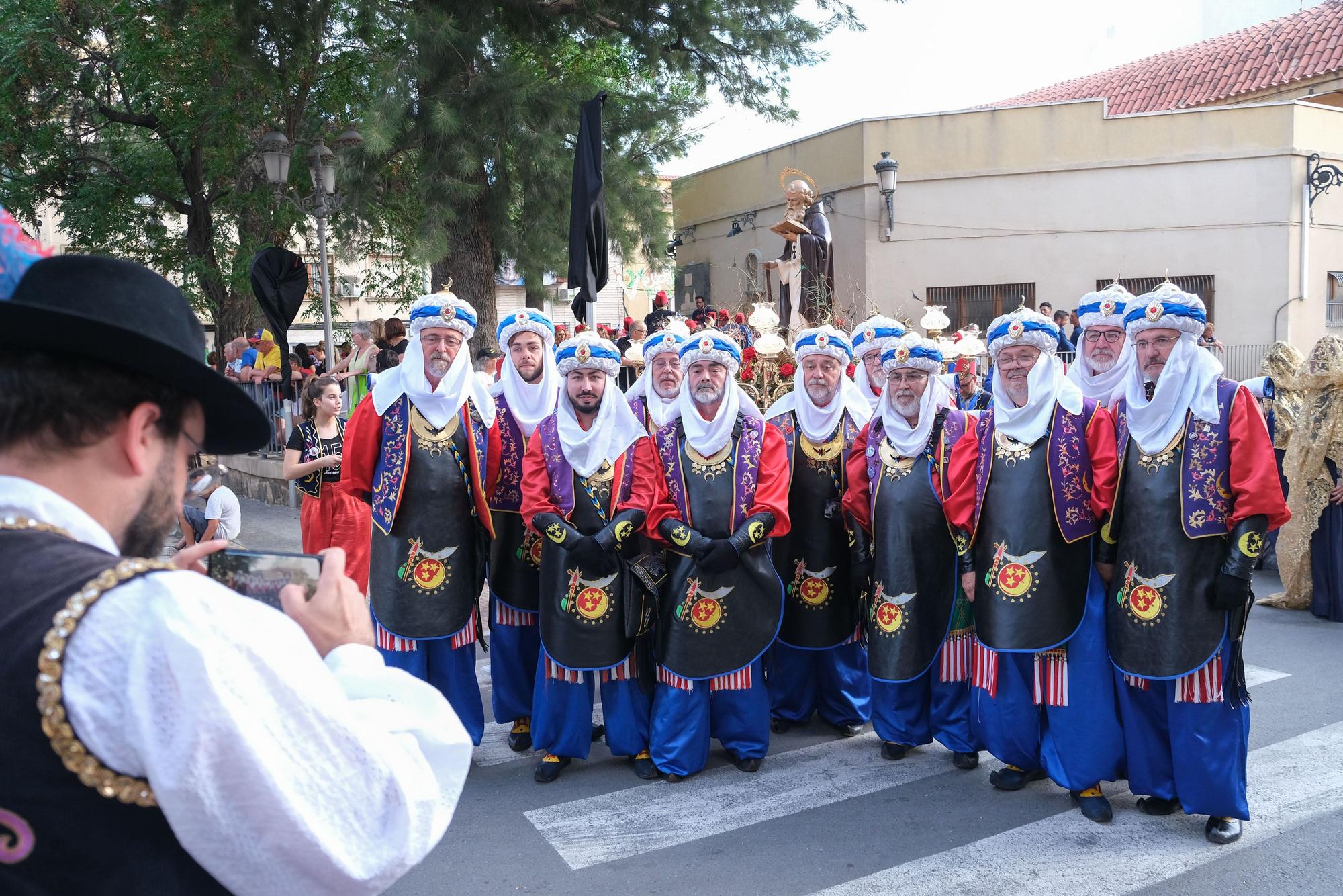 Elda agradece a San Antón el regreso de la fiesta