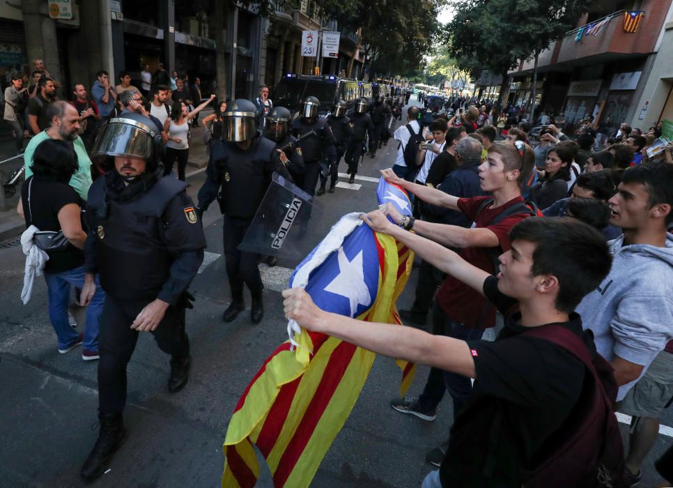 Imatges dels manifestants que han sortit als carrers de Barcelona, ja de tarda.