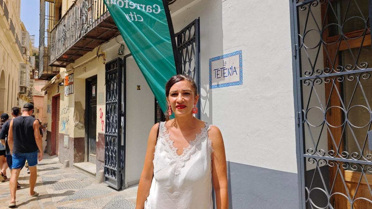 La portavoz del grupo municipal Con Málaga, Toni Morillas, frente al nuevo supermercado en calle San Agustín