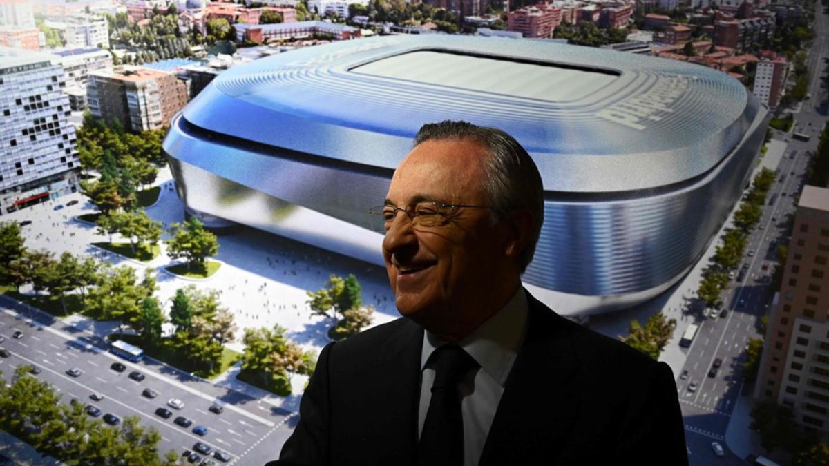 El presidente del Real Madrid, Florentino Pérez, pronuncia su discurso durante la presentación de la reforma del estadio Santiago Bernabéu, este martes, en Madrid.