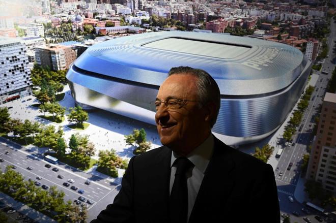 El presidente del Real Madrid, Florentino Pérez, pronuncia su discurso durante la presentación de la reforma del estadio Santiago Bernabéu, este martes, en Madrid.