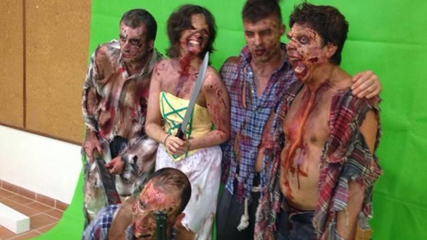 Un grupo de actores de la atracción se fotografía delante de un croma verde.