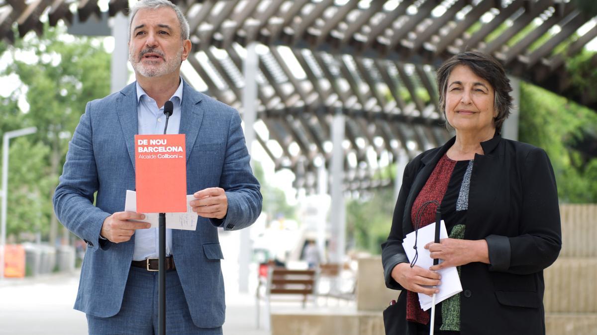 El candidato del PSC en Barcelona, Jaume Collboni, con la número ocho de la candidatura, Rosa Alarcón, en la Ronda de Dalt