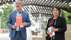 El candidato del PSC en Barcelona, Jaume Collboni, con la número ocho de la candidatura, Rosa Alarcón, en la Ronda de Dalt