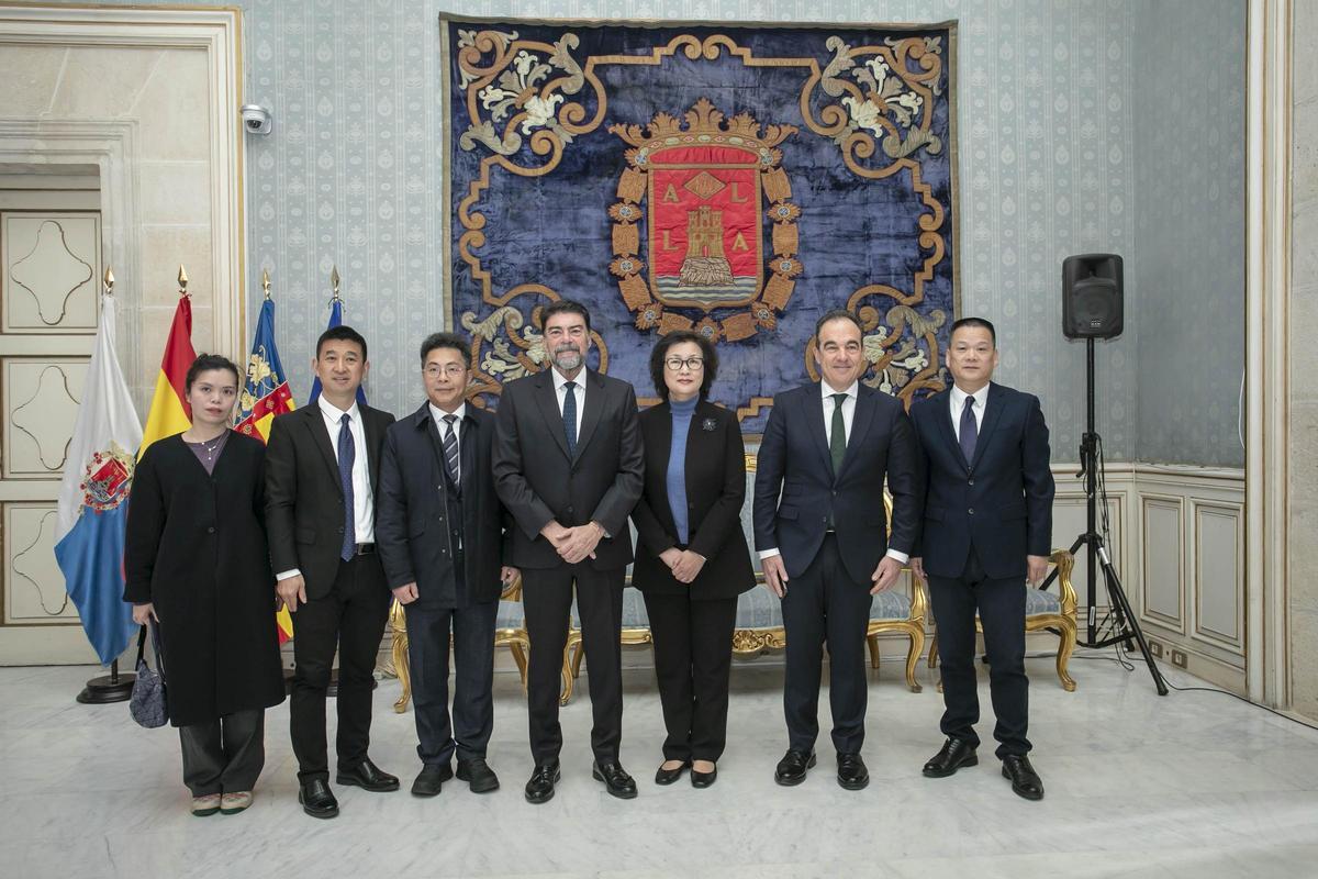 Foto de familia de la visita de la delegación china al Ayuntamiento de Alicante este martes