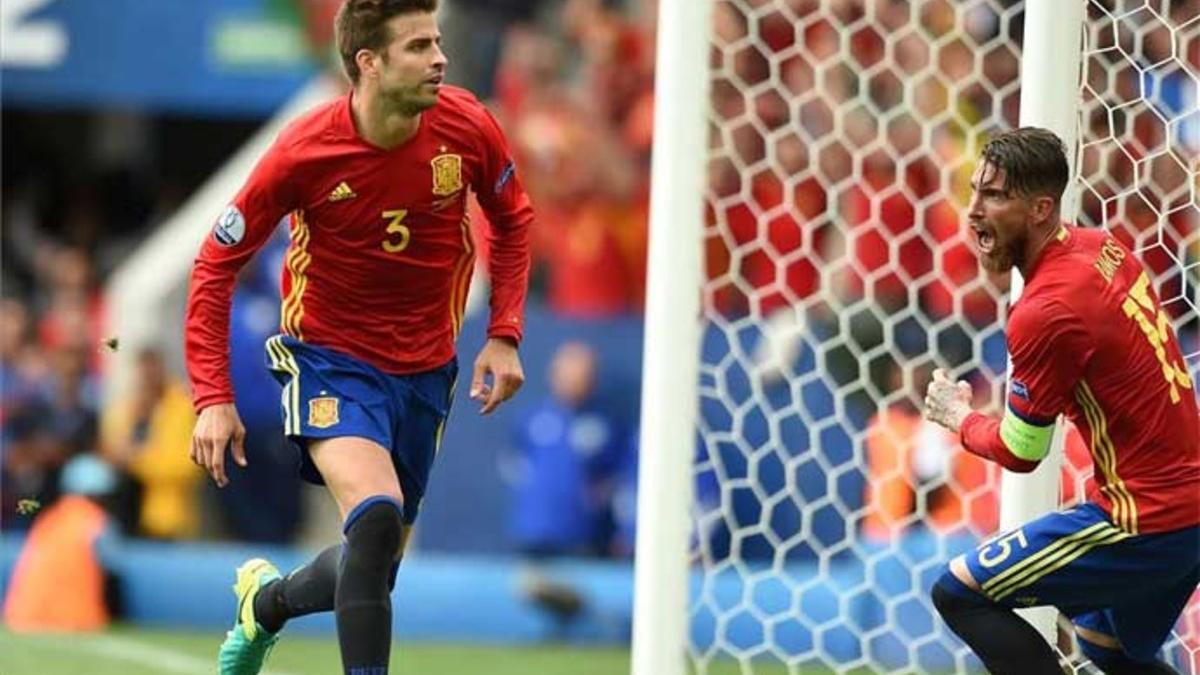 Piqué, celebrando su gol a la República Checa