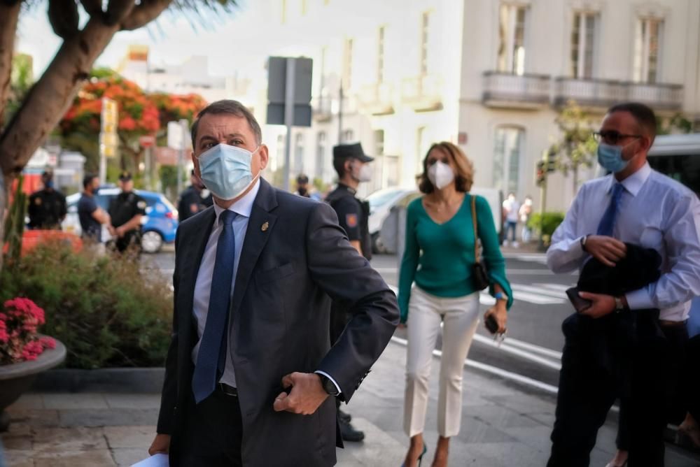 Los políticos llegan al consistorio donde se producirá una moción de censura que podría devolver la alcaldía a Coalición Canaria