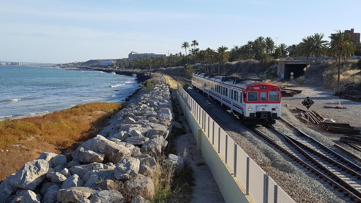 Un tren de cercanías en el trazado ferroviario de San Gabriel, que los vecinos piden eliminar.
