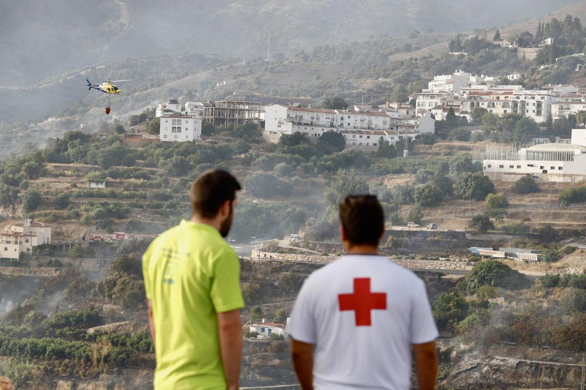 El Infoca lucha contra el incendio forestal declarado este viernes a mediodía en el término municipal de Árchez y que ha obligado a desalojar viviendas de diseminados de Árchez y Cómpeta. En este último municipio se ha instalado el puesto de mando para coordinar las labores de extinción, en la que participan una docena de medios aéreos y casi 150 bomberos forestales.