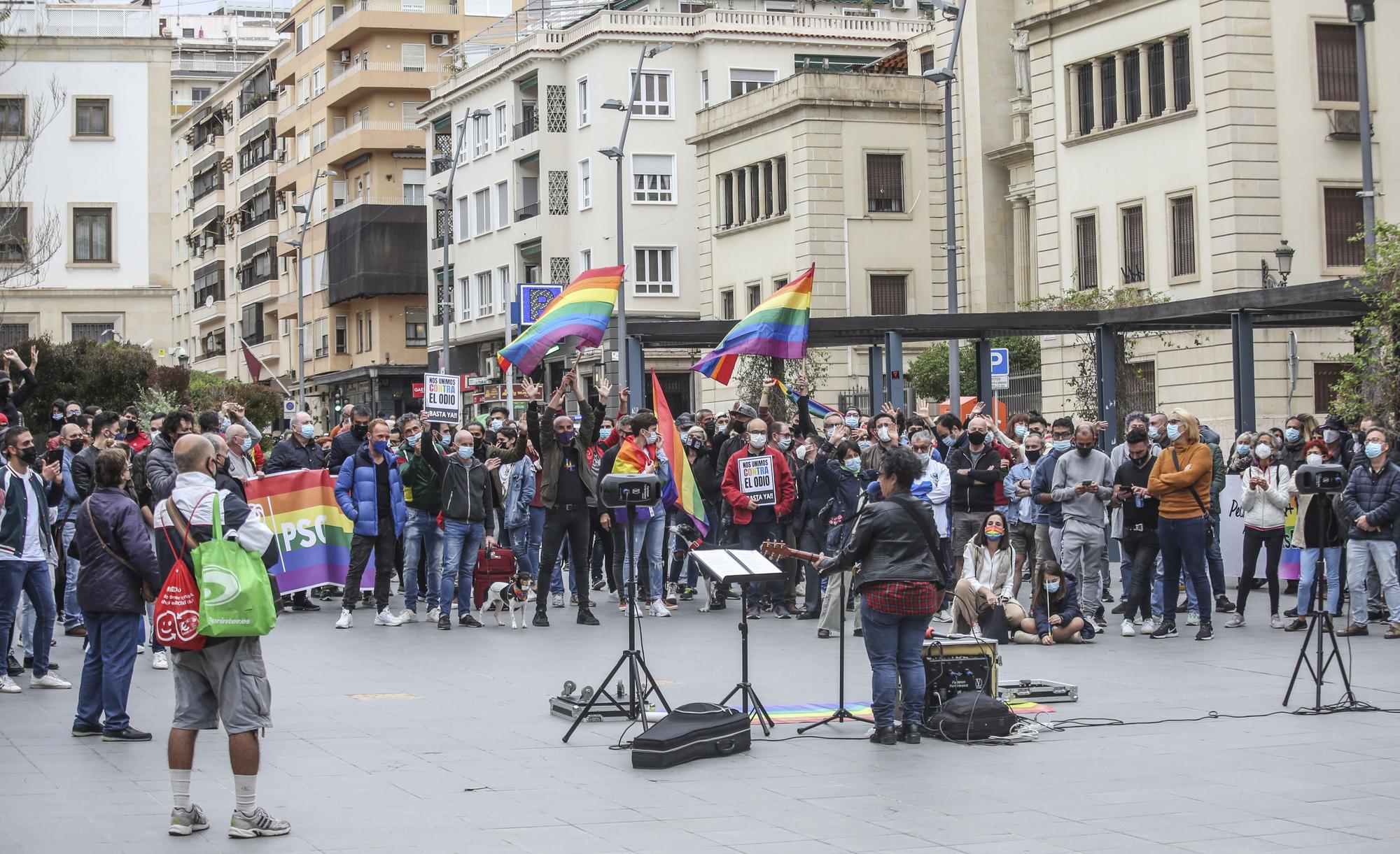 Concentración en contra de la agresión homófoba en el monte Tossal de Alicante