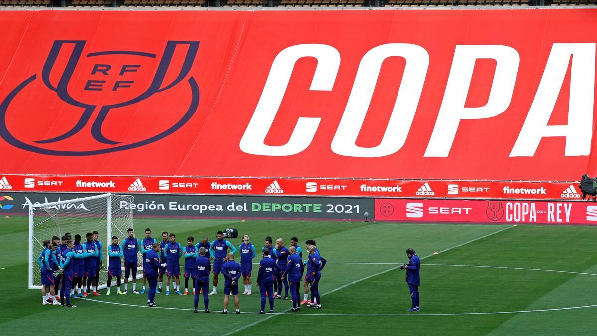 Koeman habla a la plantilla antes del último entrenamiento previo a la final.