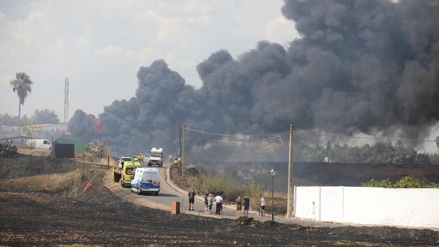 Bomberos del SEIS y del Infoca vuelven a actuar en un incendio en las Quemadillas