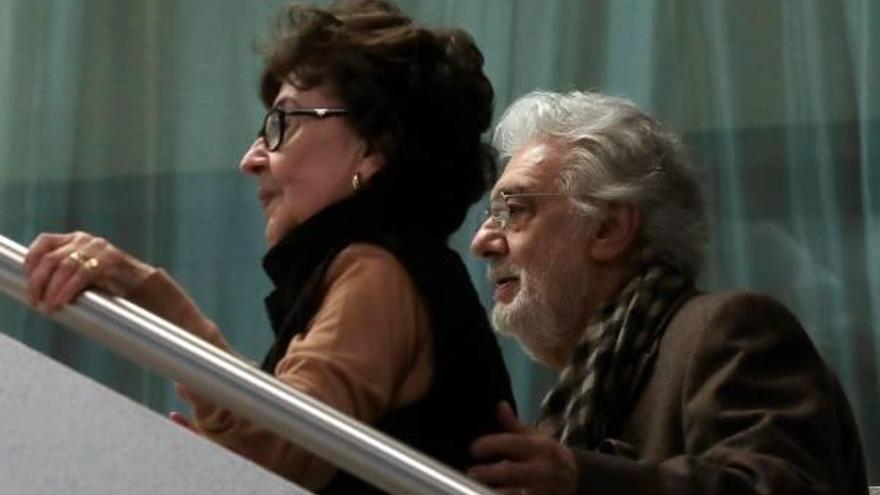 Plácido Domingo y su esposa, Marta, ayer en Rusia.