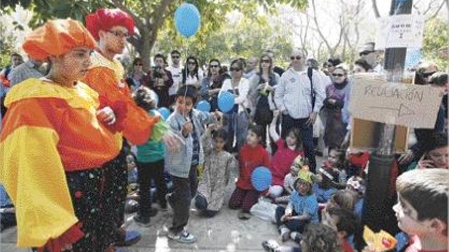 Padres e hijos disfrutan de una de las animaciones organizadas ayer en el viejo cauce del Turia.