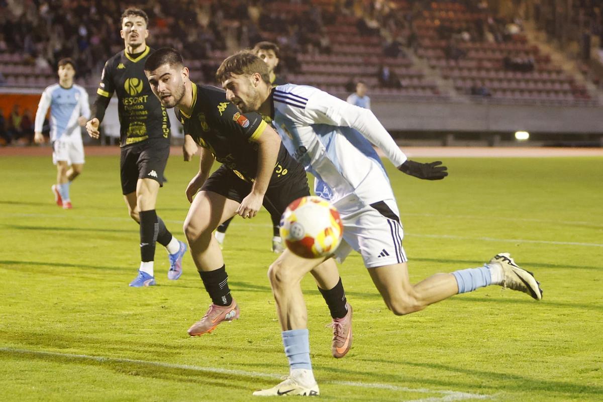 Parapar intenta descordar al defensa vivariense desde la banda.