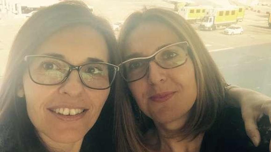 Mercedes Gómez (i.), con una de sus compañeras de oposición y de viaje contra reloj, Vanesa Faro. // Cedida
