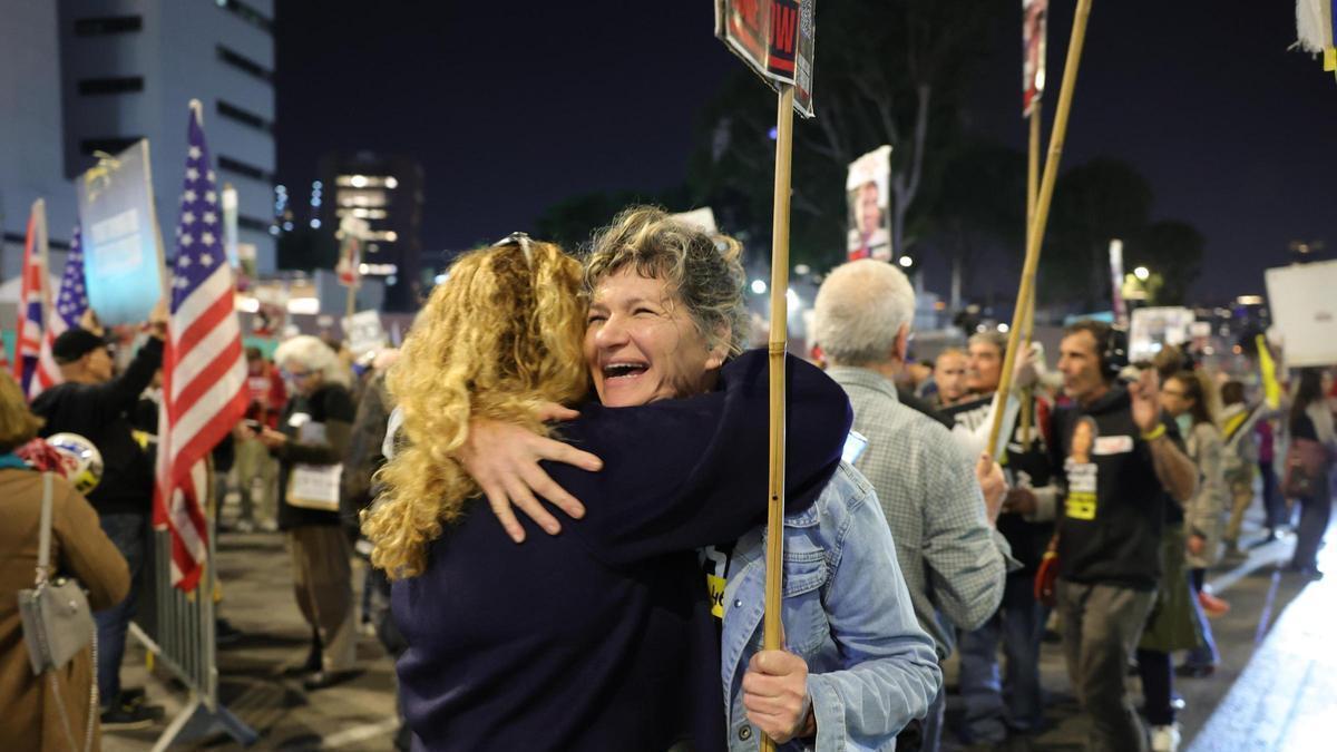 Muestras de júbilo ante la tregua en Gaza por parte de familiares de rehenes frente a la sede del partido Likud en Tel Aviv, Israel, el 15 de enero de 2025.