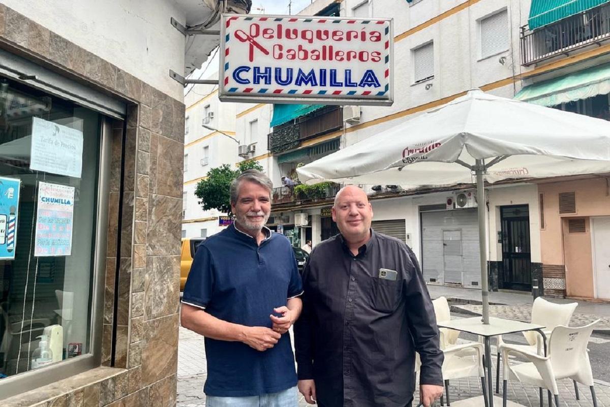 El candidato de Ciudadanos, Jesús Lupiáñez (izda.), ha aprovechado el día de reflexión para un corte de pelo.