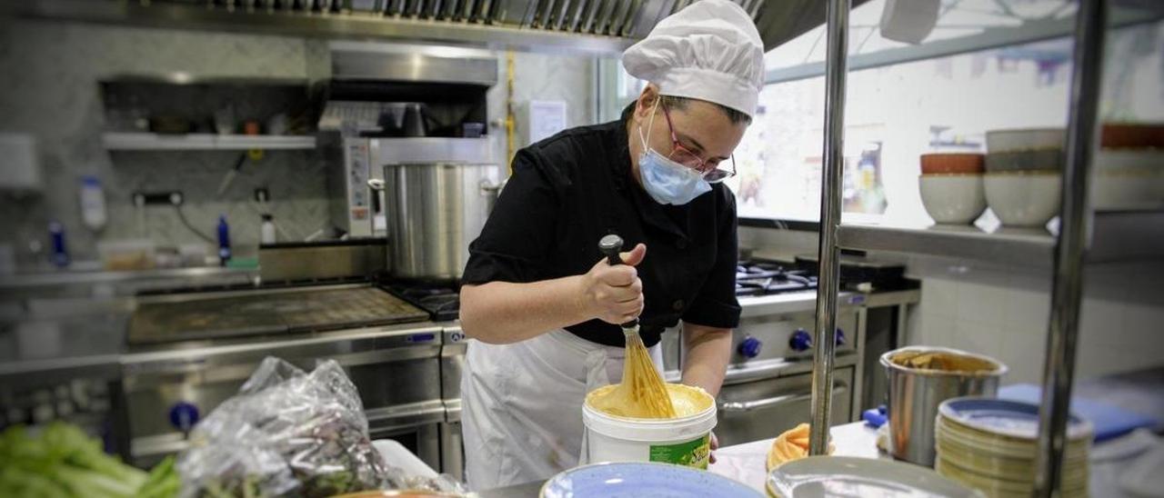 Una mujer trabaja en la cocina de un restaurante.