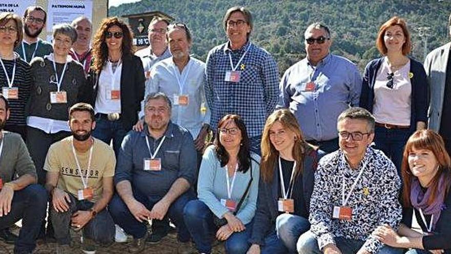 Fotografia de grup de la nova candidatura amb Isaac Peraire i la diputada Carolina Telechea, a Puig-reig