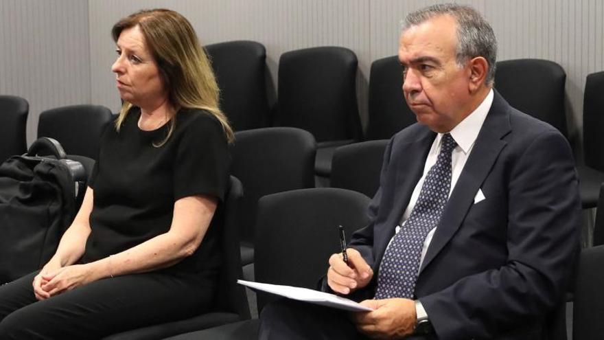 Los ex directores generales de la Caja de Ahorros del Mediterráneo (CAM) Roberto López Abad y María Dolores Amorós durante el juicio que se sigue contra ellos en la Audiencia Nacional, por presunta estafa en la venta de preferentes.