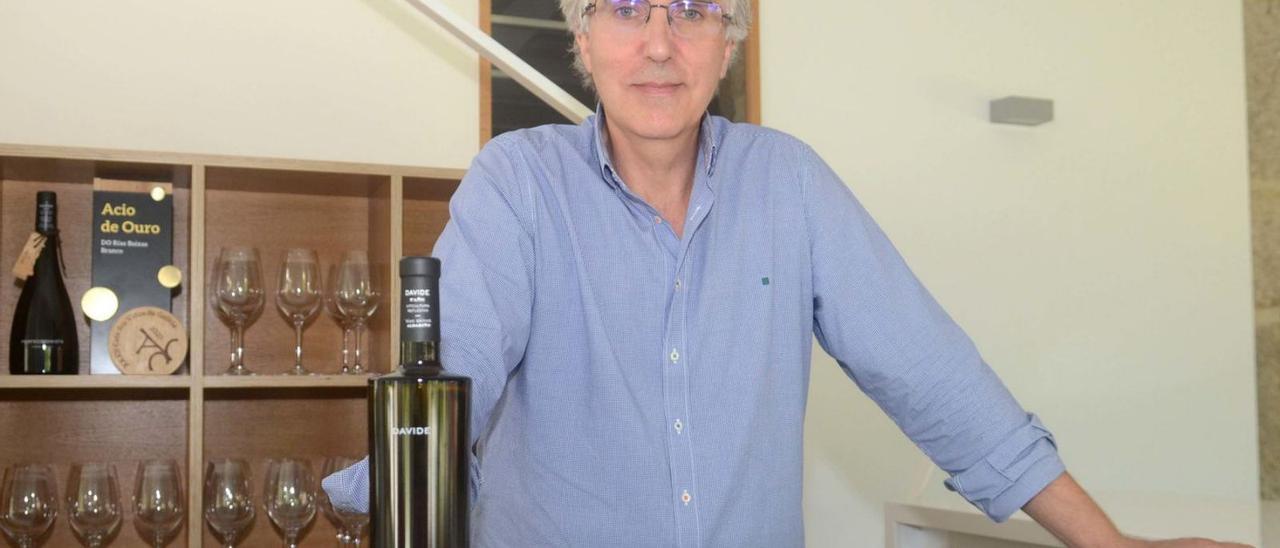 David Acha en su bodega junto a una botella del albariño premiado en Cambados.