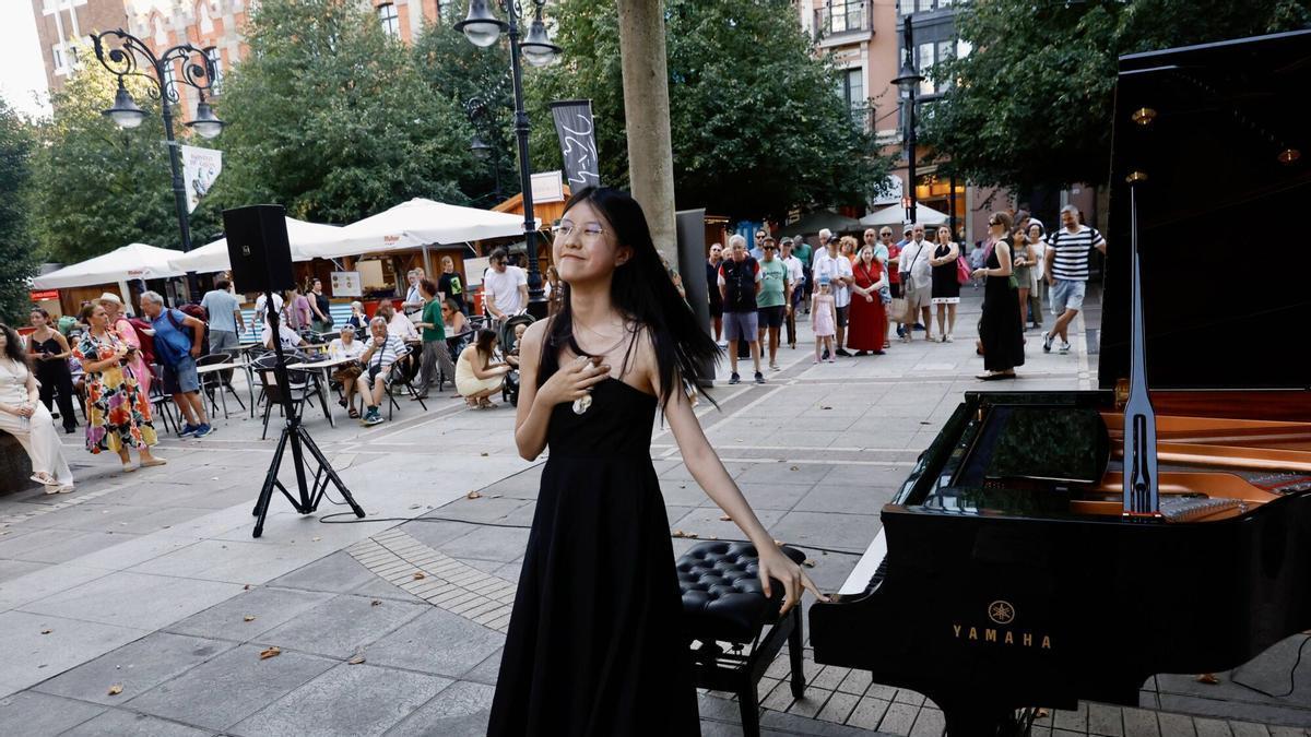 El piano relaja el bullicio de Begoña: la "buena vibra" del maratón musical callejero del Festival Internacional