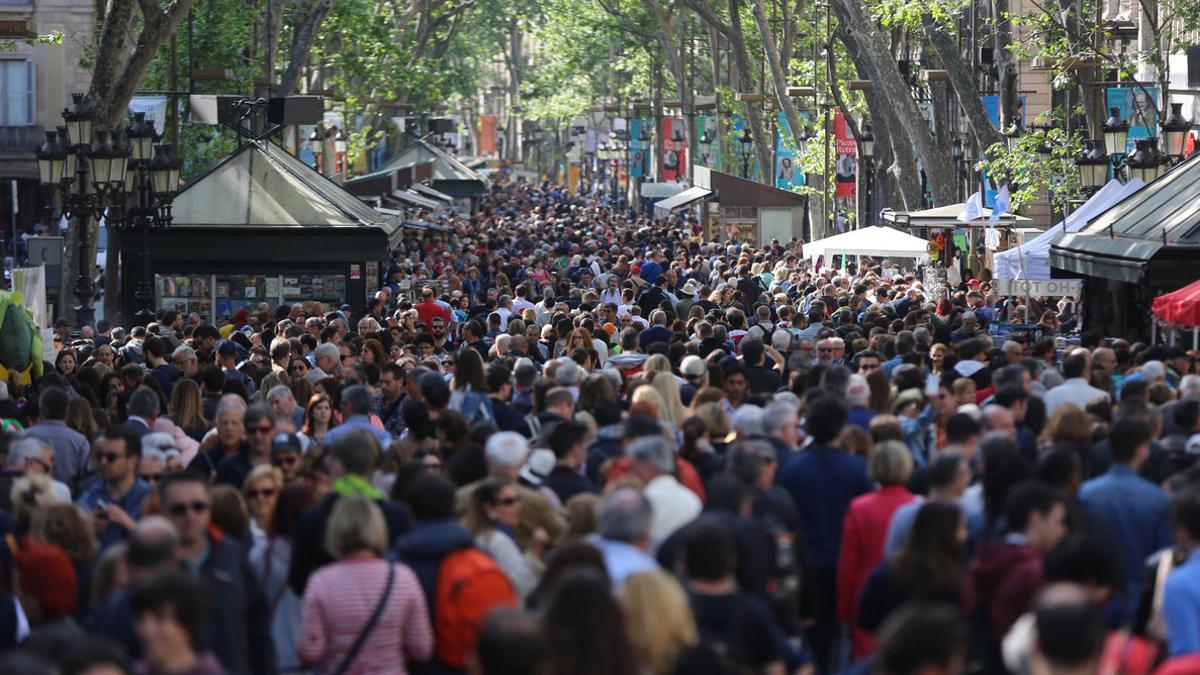Ambiente en las Rambles de Barcelona, este domingo, 'diada' de Sant Jordi.