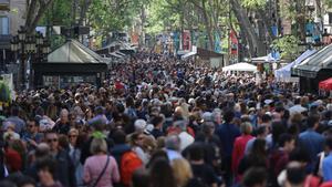 Ambiente en la Rambla de Barcelona durante la ’diada’ de Sant Jordi.