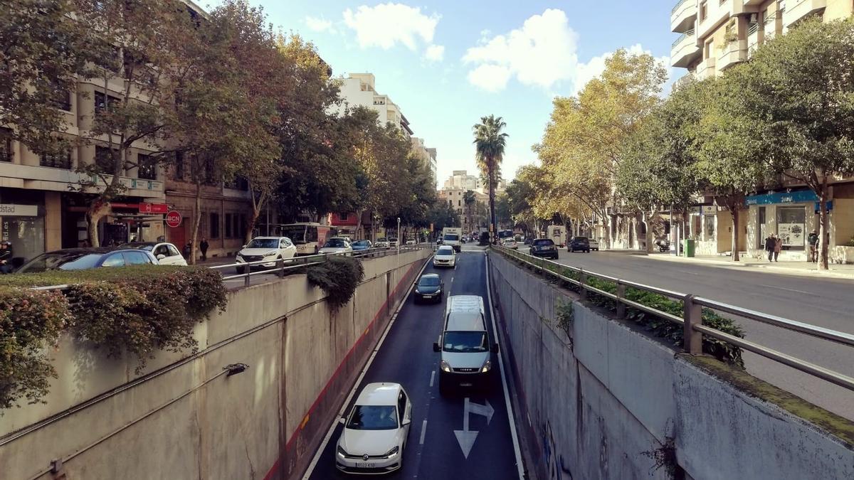 Tráfico rodado en Avenida Alemania, en Palma, con coches entrando en el túnel.