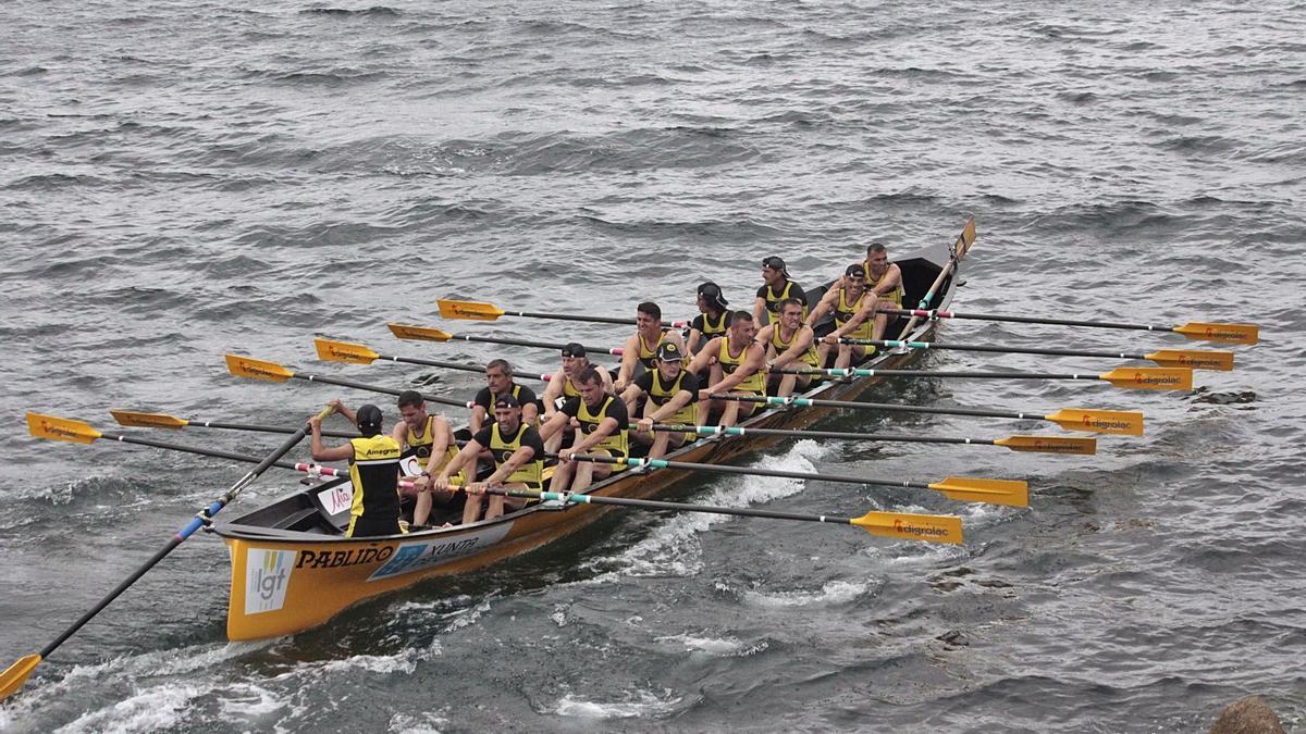 La trainera de Amegrove, ayer durante la regata de la Liga B disputada en Cangas. // SANTOS ALVAREZ