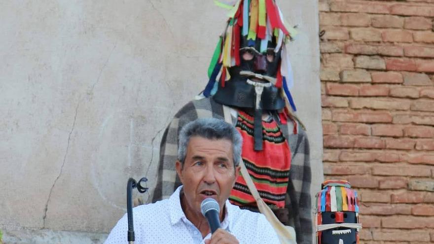 Celedonio Pérez, "arropado" por el Zangarrón de Sanzoles