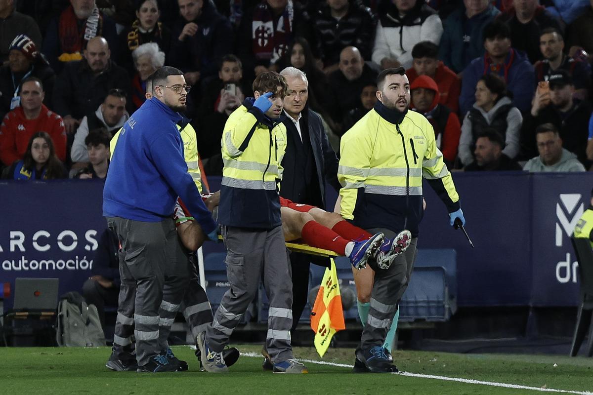El delantero del Atlético de Madrid Alexander Sorloth se retira lesionado durante el encuentro entre Levante y el Atlético