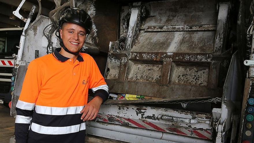 Asil Harbuli trabaja en una empresa de recogida de residuos de Mataró desde hace un mes.