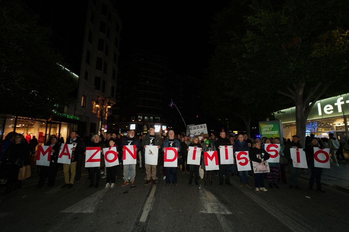 Un grupo de personas sostiene pancartas durante una manifestación para exigir la dimisión de Mazón, a 1 de marzo de 2025, en Valencia, Comunidad Valenciana (España). La manifestación, convocada por más de 200 entidades civiles junto a asociaciones de víctimas de la DANA y los comités locales de Emergencia y Reconstrucción bajo el lema ‘Mazón dimissió’, exige responsabilidades por la gestión de la DANA que arrasó la provincia de Valencia el pasado 29 de octubre. Es la quinta concentración que se celebra para pedir “justicia, reparación y dignidad”, después de que la primera de ellas, celebrada en noviembre, reuniera a 130.000 personas. 01 MARZO 2025;VALENCIA;MANIFESTACIÓN;DANA;MAZÓN;DIMISIÓN;COMUNIDAD VALENCIANA;EMERGENCIA Jorge Gil / Europa Press 01/03/2025. Jorge Gil;category_code_new;