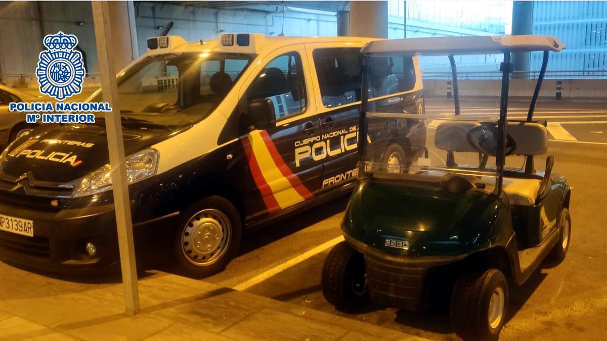 Imagen del carrito de golf recuperado en el aeropuerto.