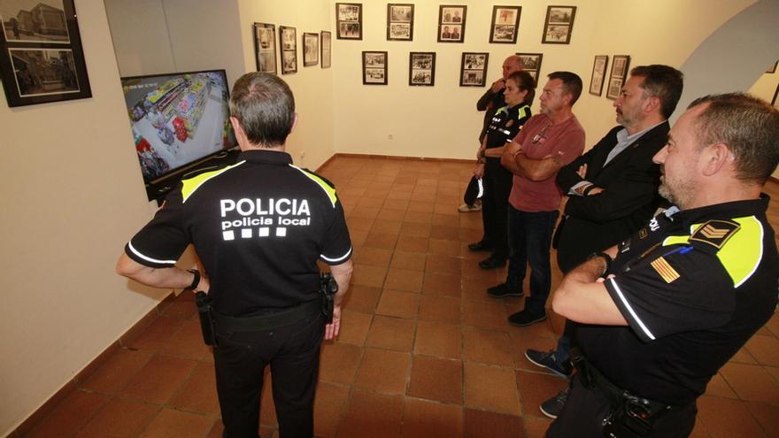 Un moment de la visita institucional a l&#039;exposició del centenari de la Policia Local