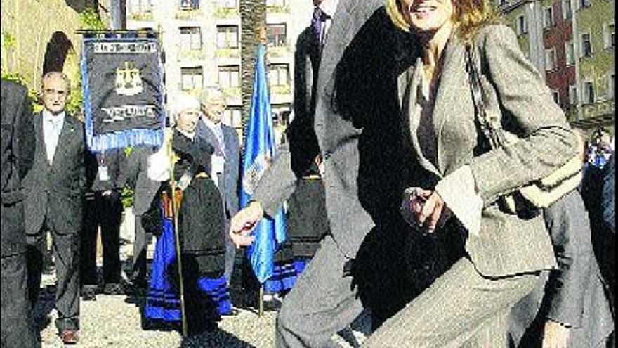 Letizia Ortiz llega al hotel de la Reconquista, acompañando a don Felipe de Borbón, para asistir a sus primeros premios «Príncipe de Asturias», en 2004, como consorte del heredero real y en su primera visita a Oviedo tras su boda.