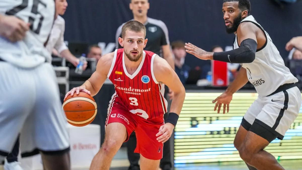 Stevenson entra a canasta durante el partido en Dinamarca.