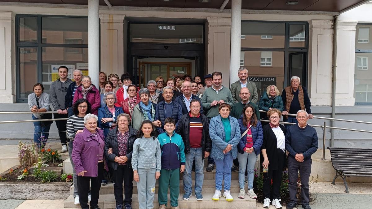 Foto de familia de los asistentes al evento, en la casa de cultura de Salas.