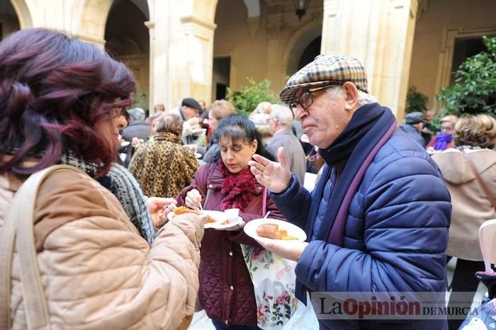 Reparto de boniatos en el Palacio Episcopal por San Fulgencio