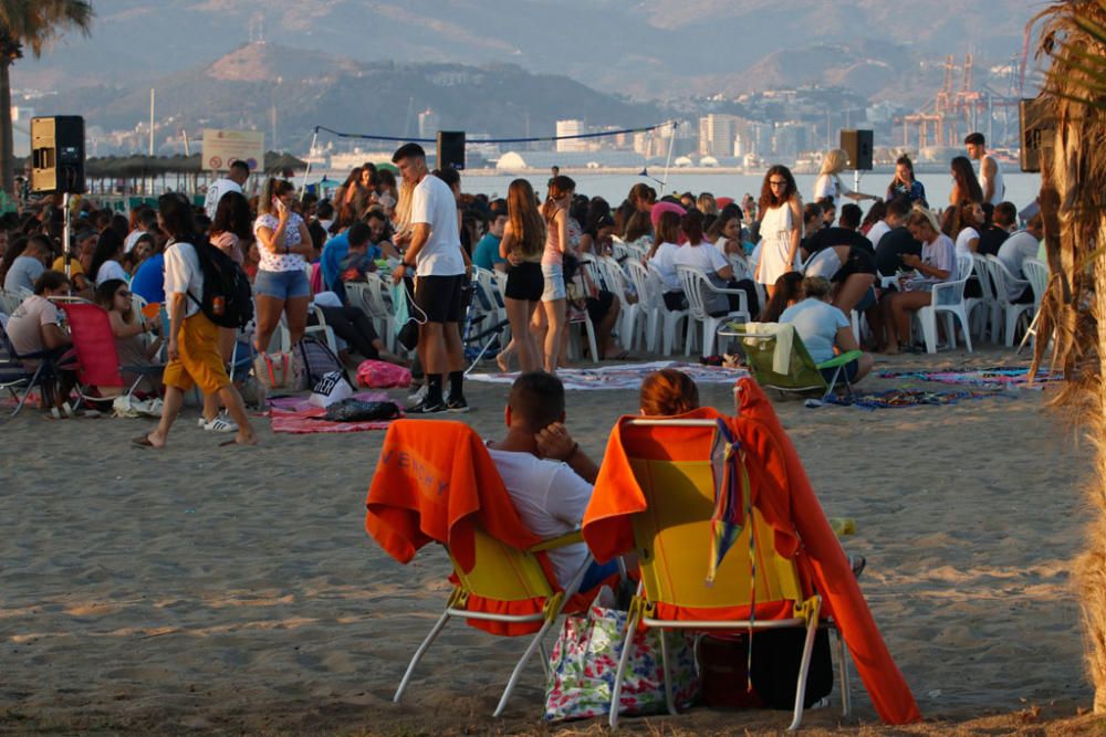 Miles de personas se congregaron en el Cine Abierto de la playa de la Misericordia para ver el estreno de los dos primeros capítulos de La Casa de Papel.