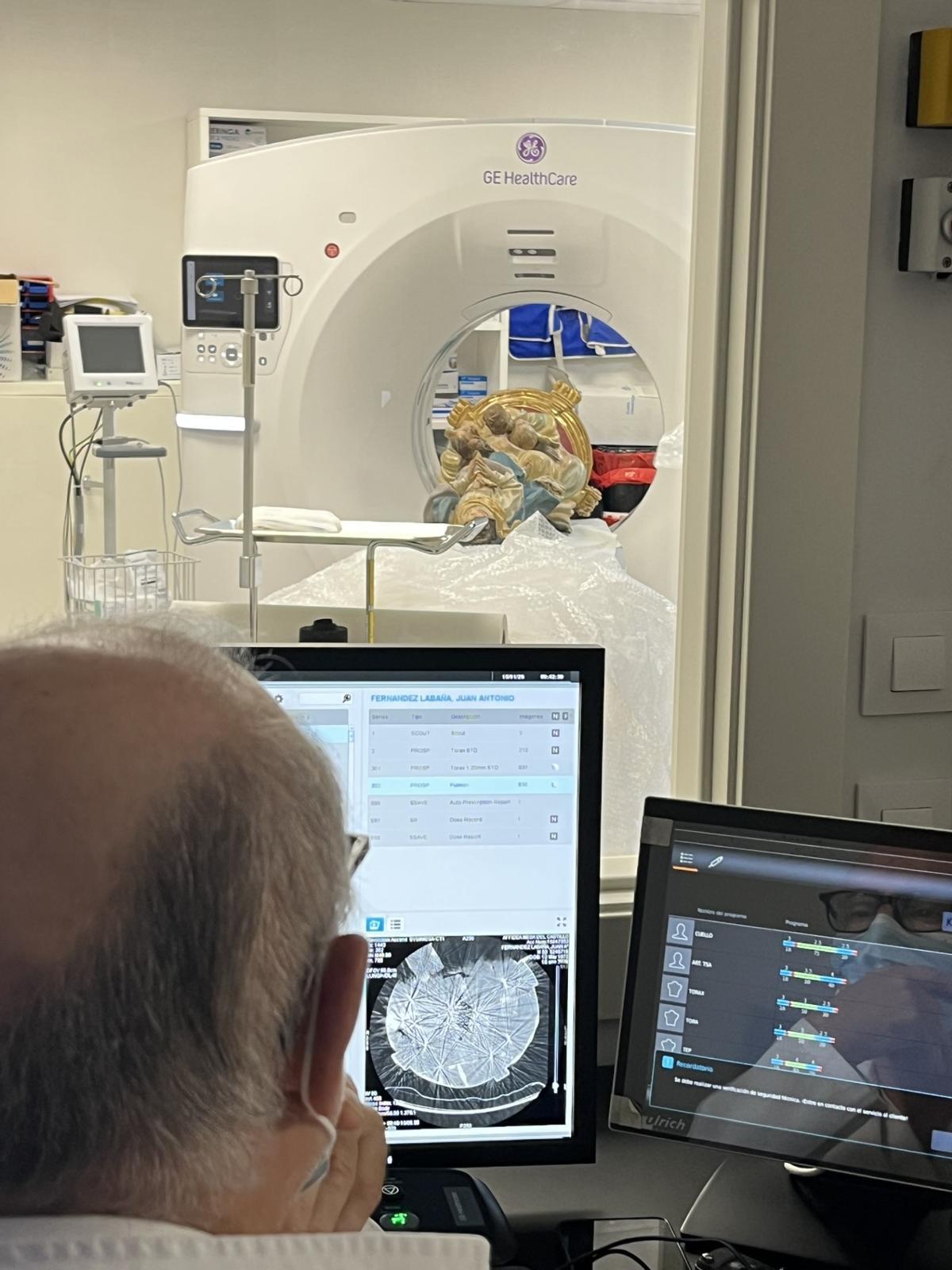 Un momento de la realización del TAC para comprobar el estado de la imagen ahora atribuida a Salzillo en Crevillent