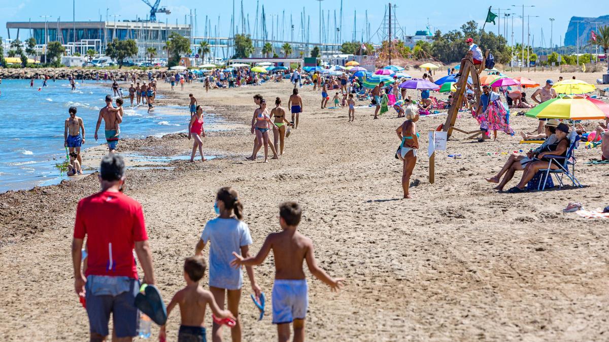 En Dénia confían en que con el descenso de turistas en septiembre los contagios bajen.