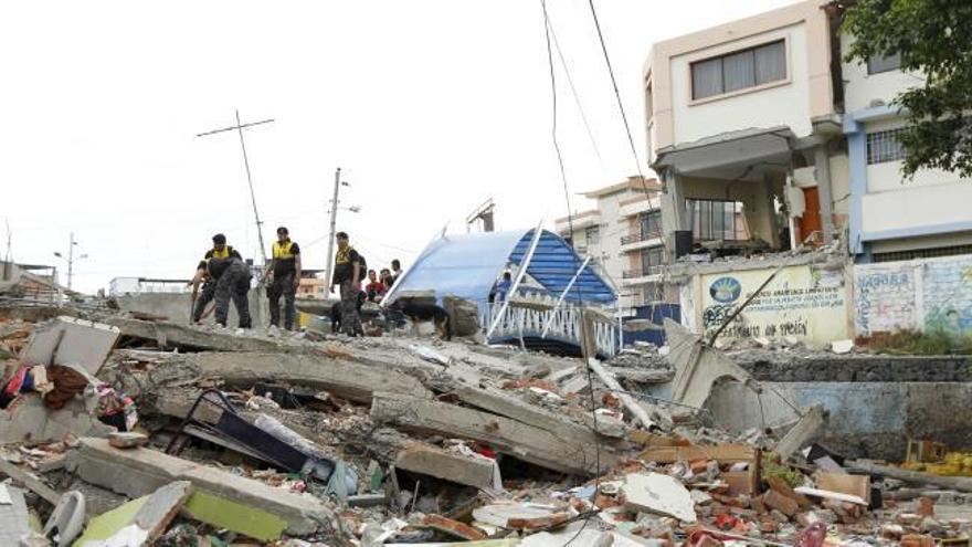 Aumentan a 233 las víctimas mortales del terremoto de Ecuador