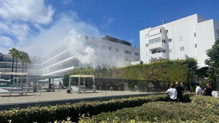 VIDEO: Un pequeño incendio afecta a un negocio y unas viviendas situadas en primera línea de mar en Ibiza